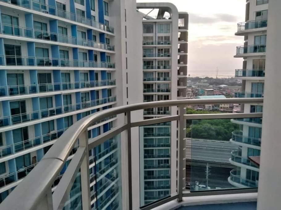 Azure South - Wave Pool - Heart Of The City Paranaque City Eksteriør billede
